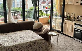 Downtown Central Apartment With Working Kitchen, City Views & Free Parking